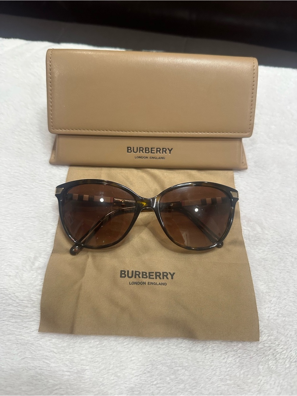 Burberry Brown Tortoiseshell Cat-Eye Sunglasses with Gradient Lenses